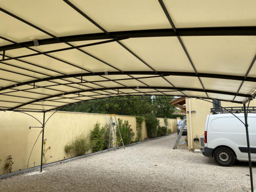 Abri voiture en fer forgé 6.00 x 5.00 installé à Mazan dans le Vaucluse