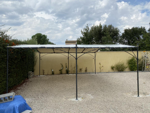 Abri voiture en fer forgé 6.00 x 5.00 installé à Mazan dans le Vaucluse