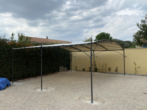 Abri voiture en fer forgé 6.00 x 5.00 installé à Mazan dans le Vaucluse