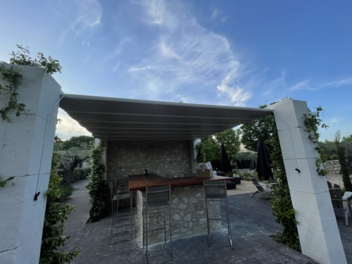 Pergola sur mesure avec bâche repliable à Eygalières