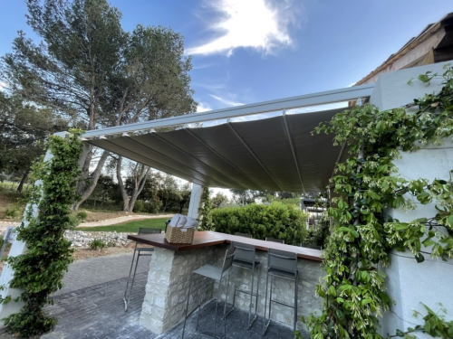Pergola sur mesure avec bâche repliable à Eygalières