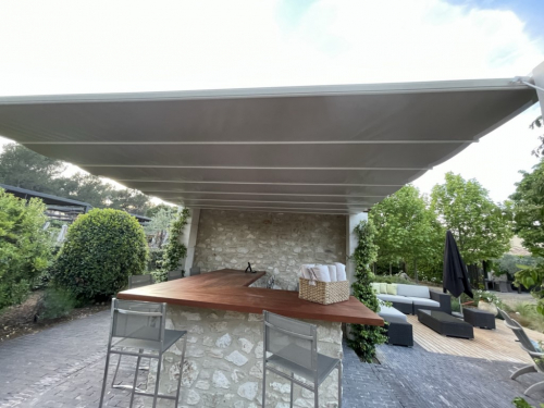 Pergola sur mesure avec bâche repliable à Eygalières
