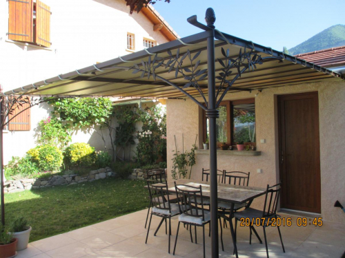pergola en fer forgé sur mesure 2 poteaux décor feuilles olivier Hautes Alpes