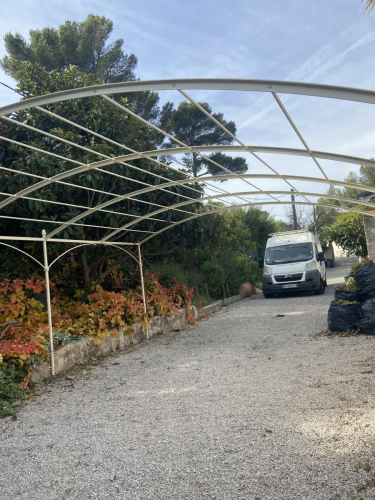 Abri voiture en fer forgé sur-mesure installé à Carry-le-Rouet (13)