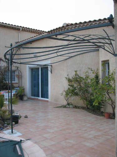 pergola en fer forgé pour angle maison à Martigues