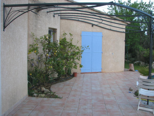 pergola en fer forgé pour angle maison à Martigues