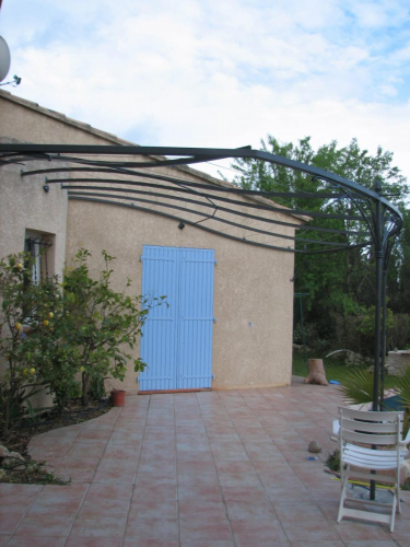 pergola en fer forgé pour angle maison à Martigues