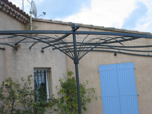 pergola en fer forgé pour angle maison à Martigues