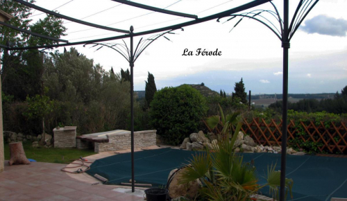 pergola en fer forgé pour angle maison à Martigues