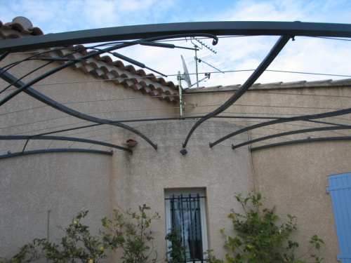 pergola en fer forgé pour angle maison à Martigues