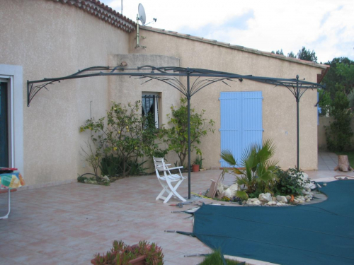 pergola en fer forgé pour angle maison à Martigues