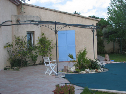 pergola en fer forgé pour angle maison à Martigues