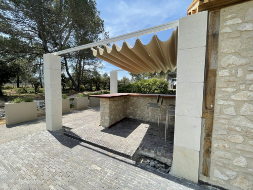 Pergola sur mesure avec bâche repliable à Eygalières