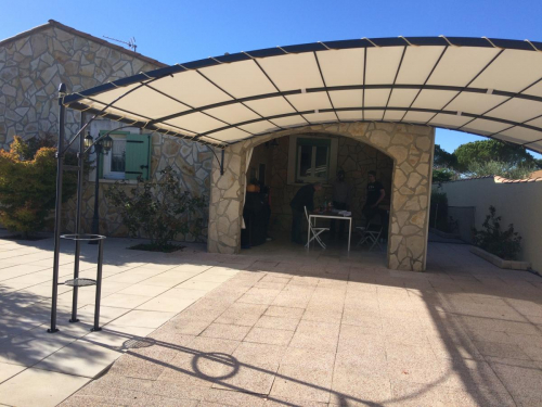 abri voiture en fer forgé à Saint-Martin-de-Crau (13)
