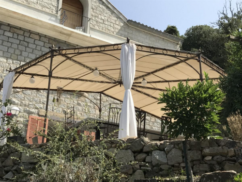 Tonnelle en fer forgé demi lune en Corse