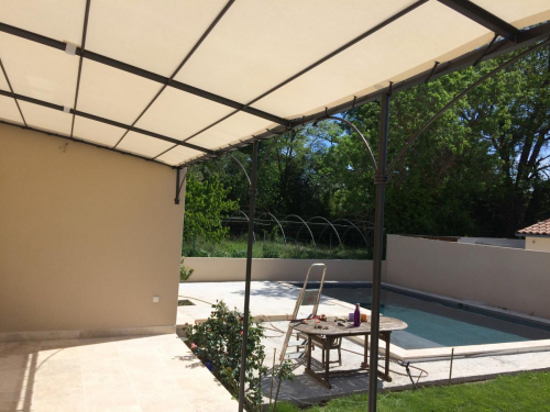 Pergola en fer forgé en pente faite sur mesure avec bâche à Istres
