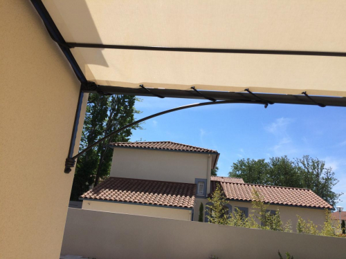 Pergola en fer forgé en pente faite sur mesure avec bâche à Istres