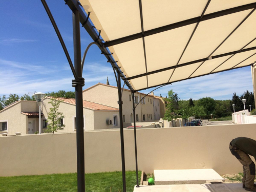 Pergola en fer forgé en pente faite sur mesure avec bâche à Istres