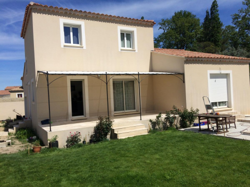 Pergola en fer forgé en pente faite sur mesure avec bâche à Istres