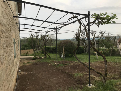 pergola en fer forgé en Dordogne