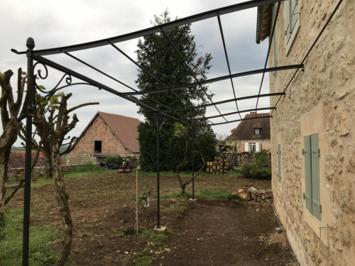 pergola en fer forgé en Dordogne