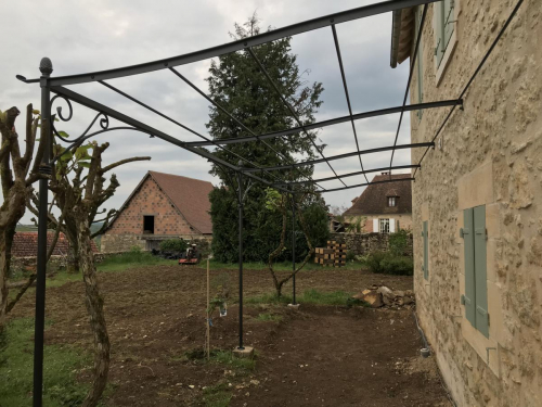pergola en fer forgé sur mesure en Dordogne