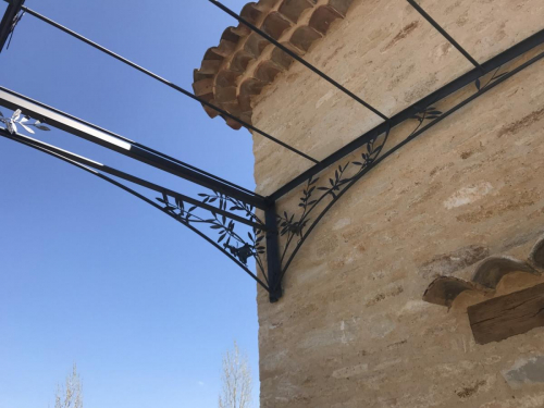 tonnelle en fer forgé pour gite dans le Lubéron