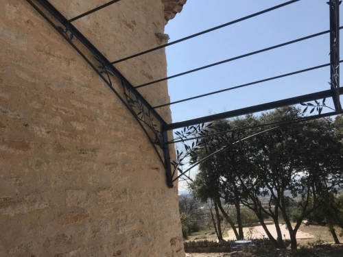 tonnelle en fer forgé pour gite dans le Lubéron