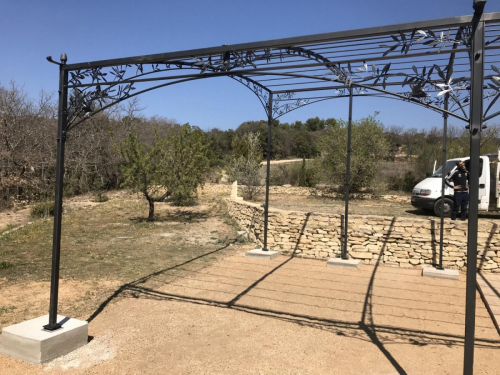 tonnelle en fer forgé sur mesure à Apt