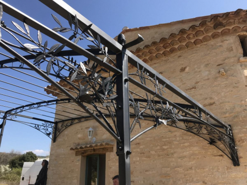 tonnelle en fer forgé sur mesure dans le Vaucluse