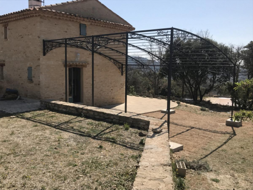 tonnelle en fer forgé sur mesure dans le Vaucluse