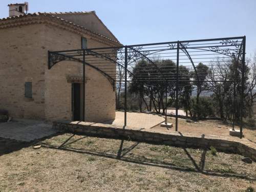 tonnelle en fer forgé sur mesure dans le Vaucluse