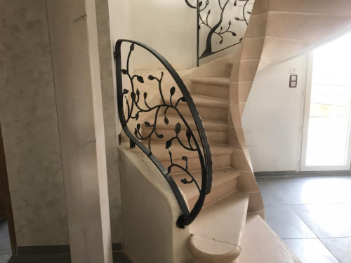 Rampe escalier colimaçon en fer forgé sur mesure décor feuille arbre installée dans l’aube près de Troyes