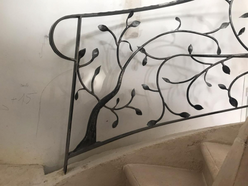 Rampe escalier colimaçon en fer forgé sur mesure décor feuille arbre installée dans l’aube près de Troyes