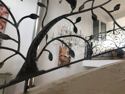 Rampe escalier colimaçon en fer forgé sur mesure décor feuille arbre installée dans l’aube près de Troyes