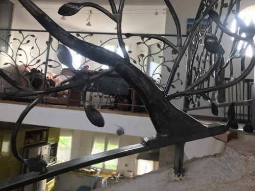 Rampe escalier colimaçon en fer forgé sur mesure décor feuille arbre installée dans l’aube près de Troyes