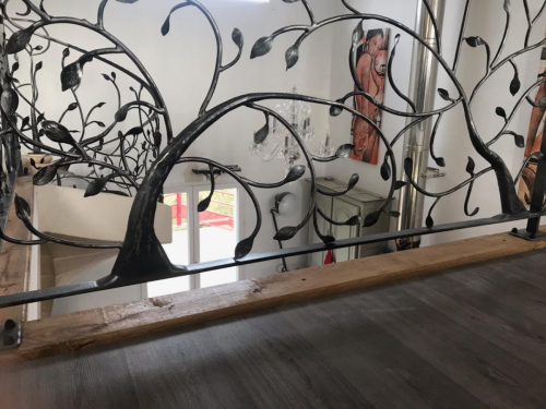 Rampe escalier colimaçon en fer forgé sur mesure décor feuille arbre installée dans l’aube près de Troyes