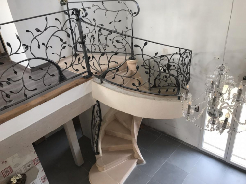 Rampe escalier colimaçon en fer forgé sur mesure décor feuille arbre installée dans l’aube près de Troyes