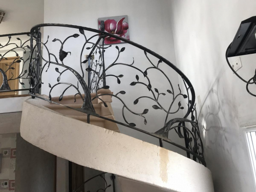 Rampe escalier colimaçon en fer forgé sur mesure décor feuille arbre installée dans l’aube près de Troyes