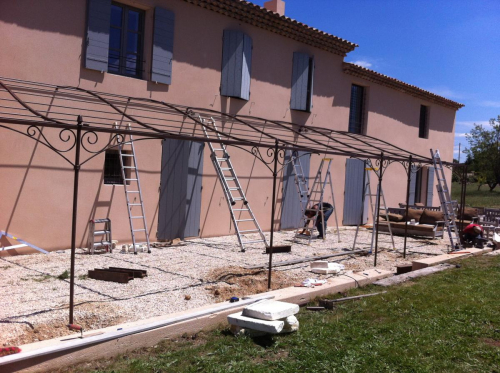 pergola fer forgé sur mesure pour grande terrasse à Venelles