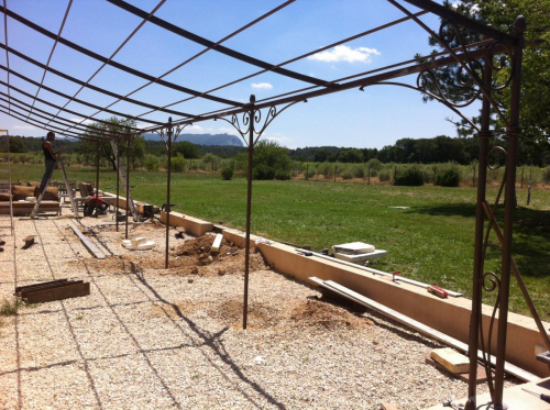 pergola fer forgé sur mesure pour grande terrasse à Venelles