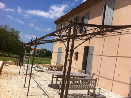 pergola fer forgé sur mesure pour grande terrasse