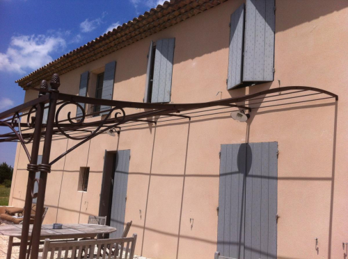 pergola fer forgé sur mesure pour grande terrasse à venelles