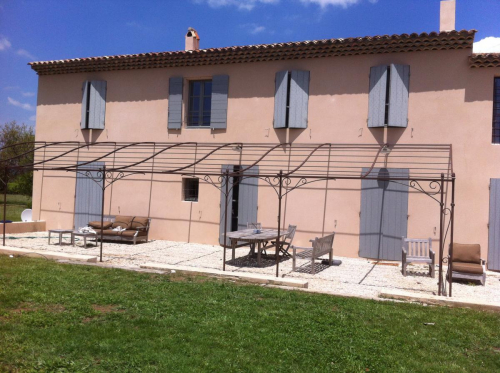 pergola fer forgé sur mesure pour grande terrasse à Venelles