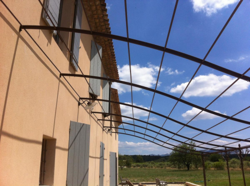 pergola fer forgé sur mesure pour grande terrasse Aix en Provence